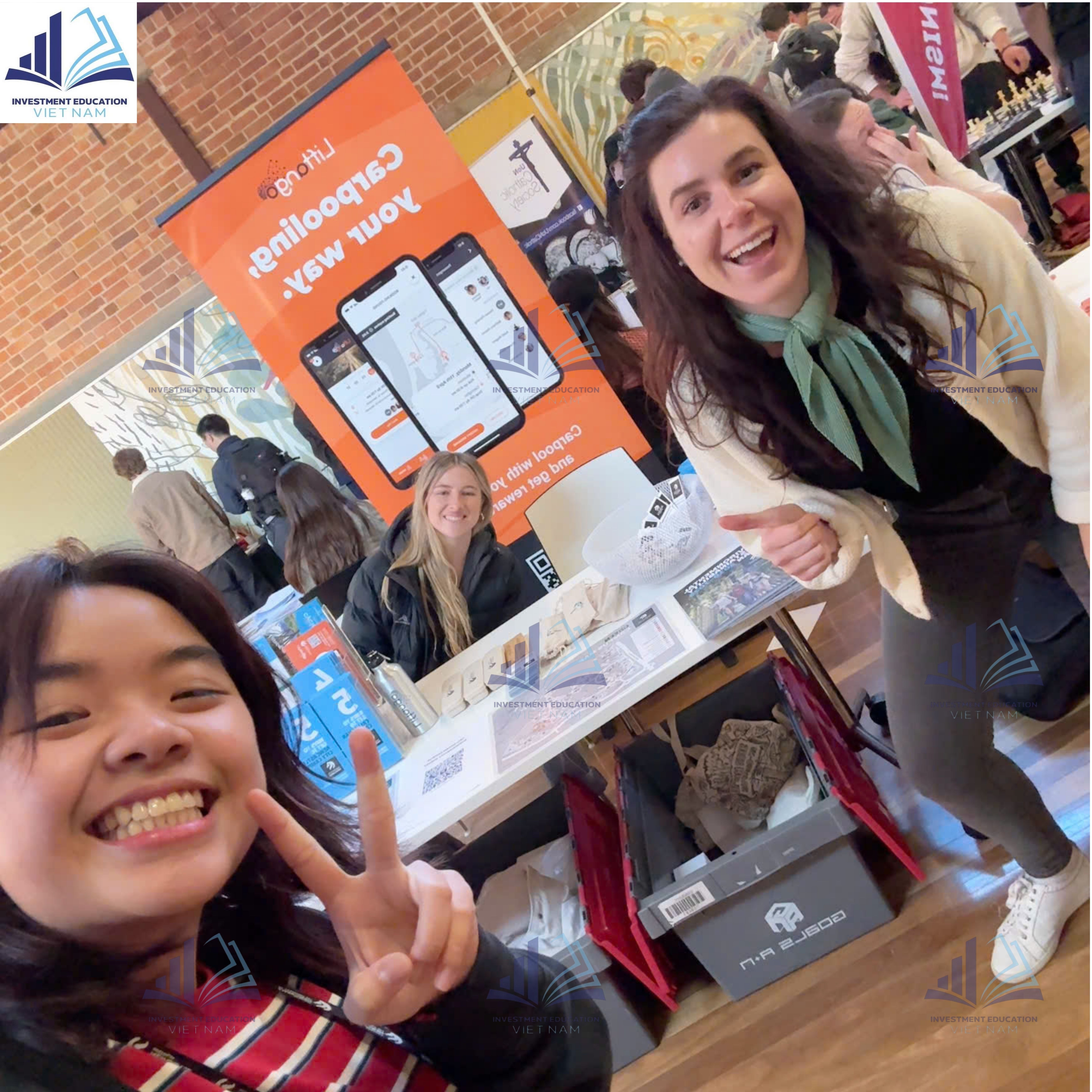 Bạn Thùy Linh du học sinh Úc cùng giáo viên của mình