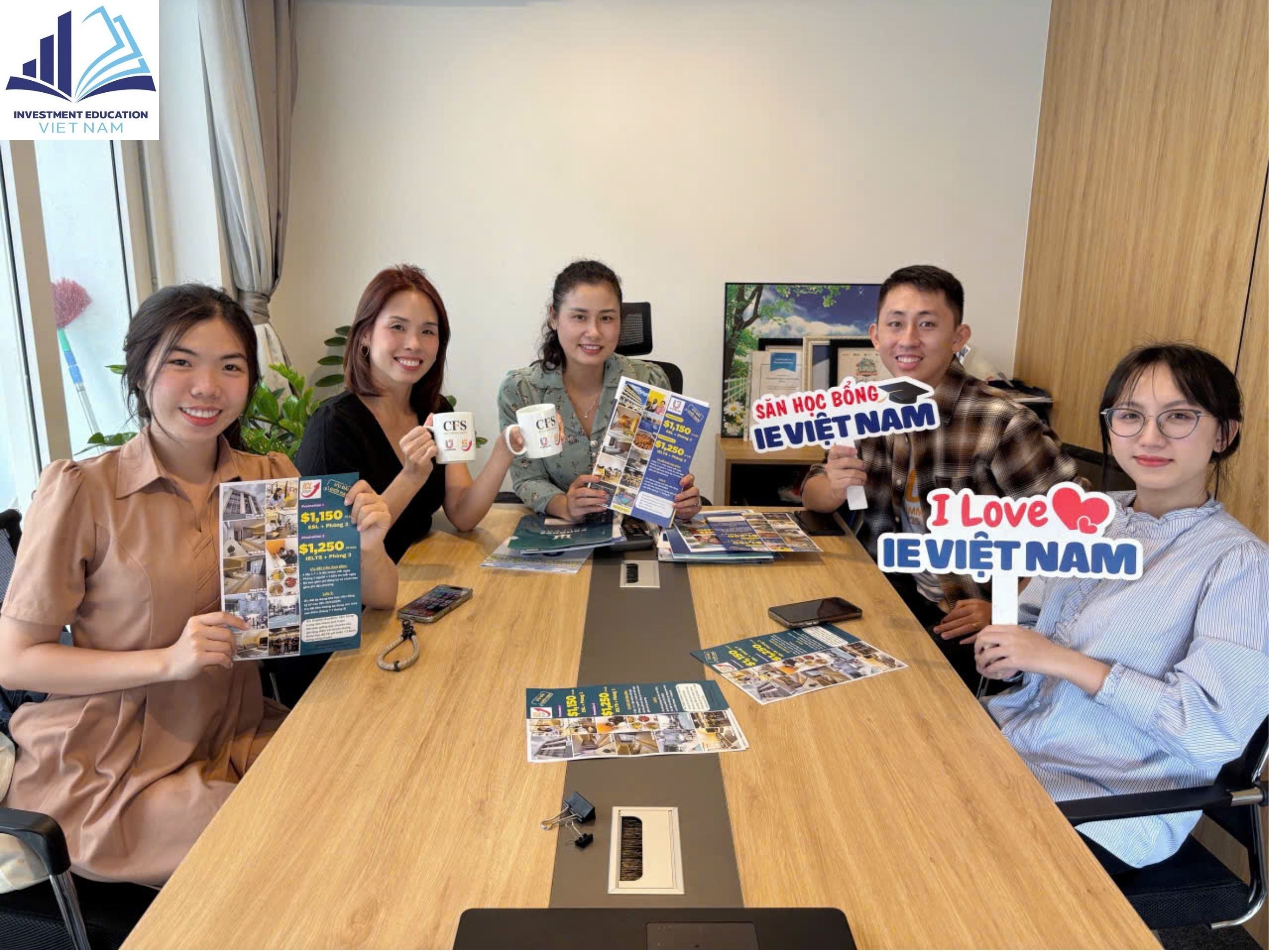 Các đại diện trường từ Philppines cùng đến thăm IEVN