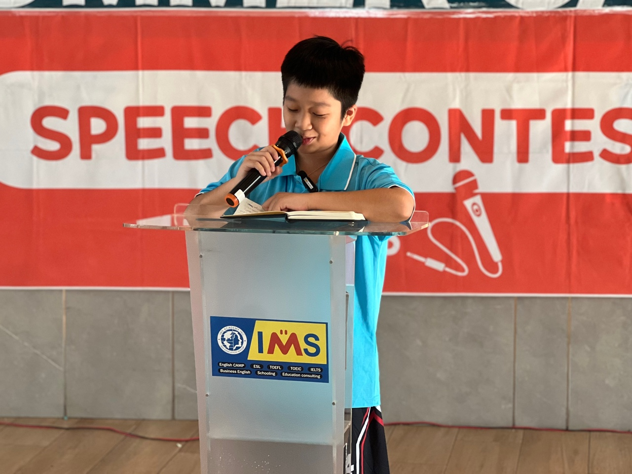 Phần thi Hùng biện của Anh Quốc - Đại diện nhóm học viên trại hè IEVN